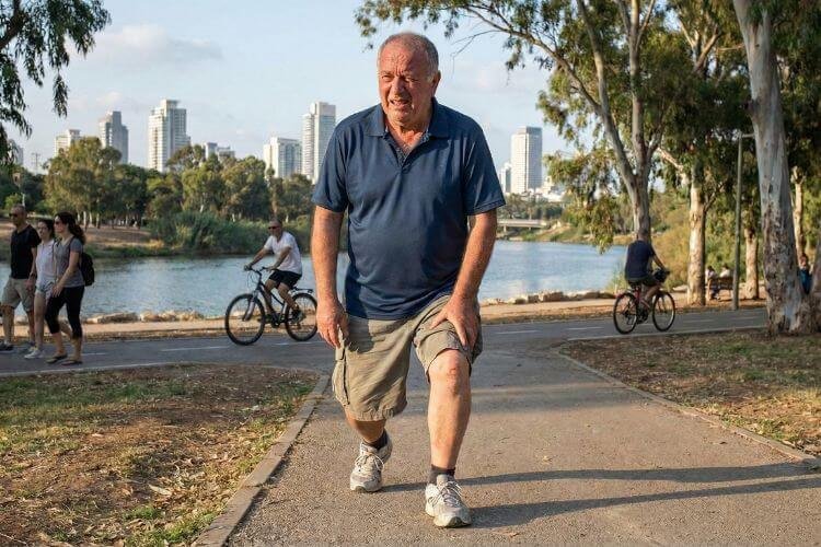 הביומכניקה של העומס: השפעת משקל עודף על שחיקת מפרקי הגפיים התחתונות והגישה הטיפולית